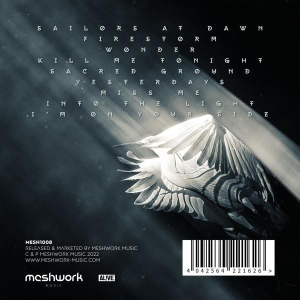 Albumcover mit Text. Ein Vogel mit ausgebreiteten Flügeln befindet sich in der Mitte. Der Hintergrund ist dunkel mit Lichtstrahlen.