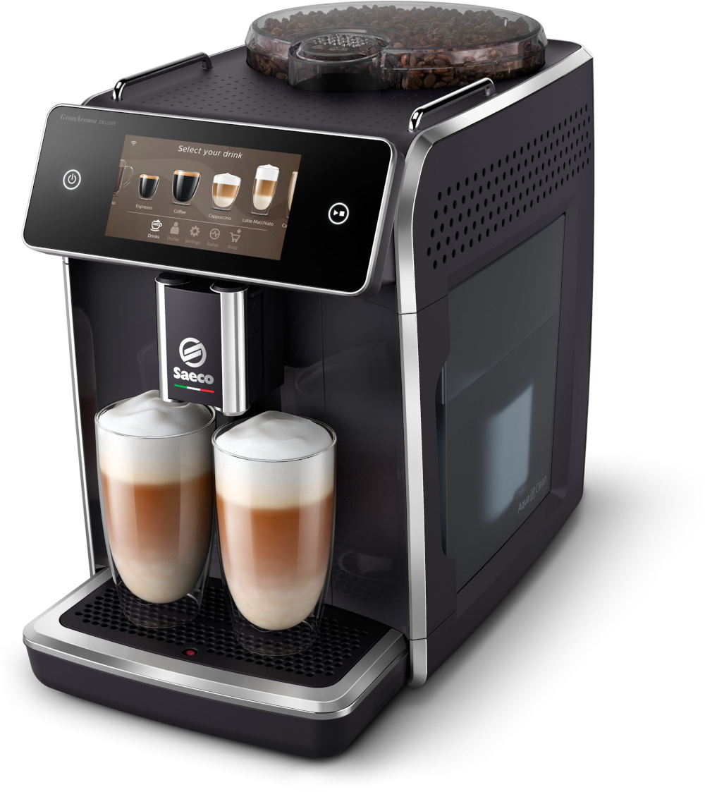 Machine à café Saeco noire avec deux tasses en verre de latte macchiato. L'écran tactile affiche les options.