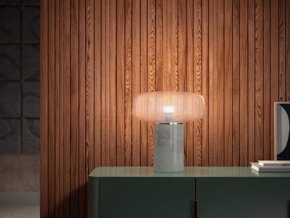 Lampe de table sur socle en marbre, fond en bois et un meuble vert.