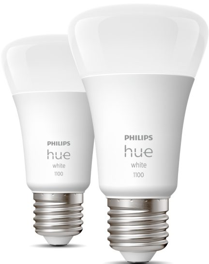 Deux ampoules Philips Hue blanches. Elles ont une finition blanche et une base argentée.