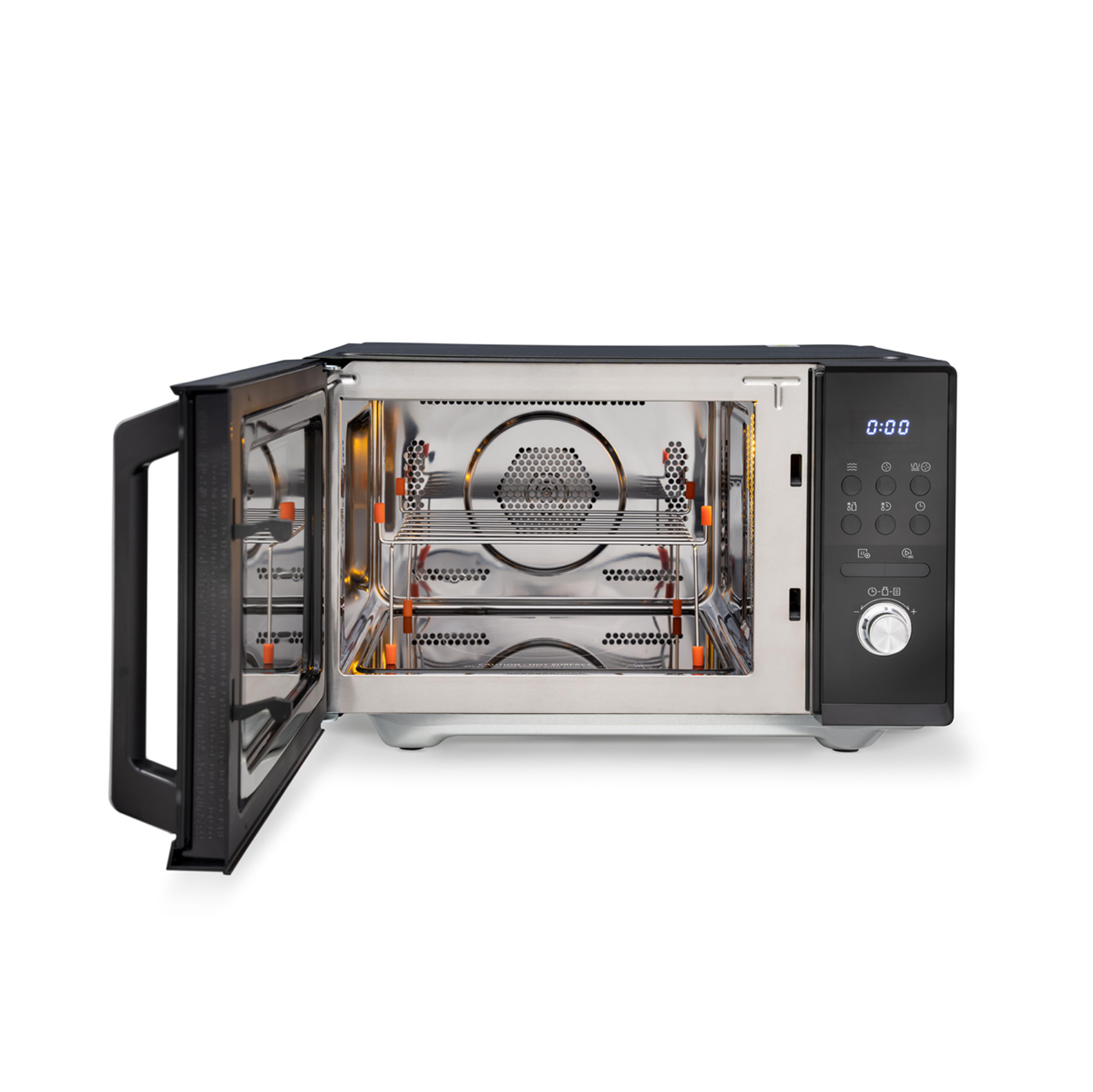 Mikrowelle mit offener Tür. Innenraum zeigt Metallstruktur und Bedienfeld.