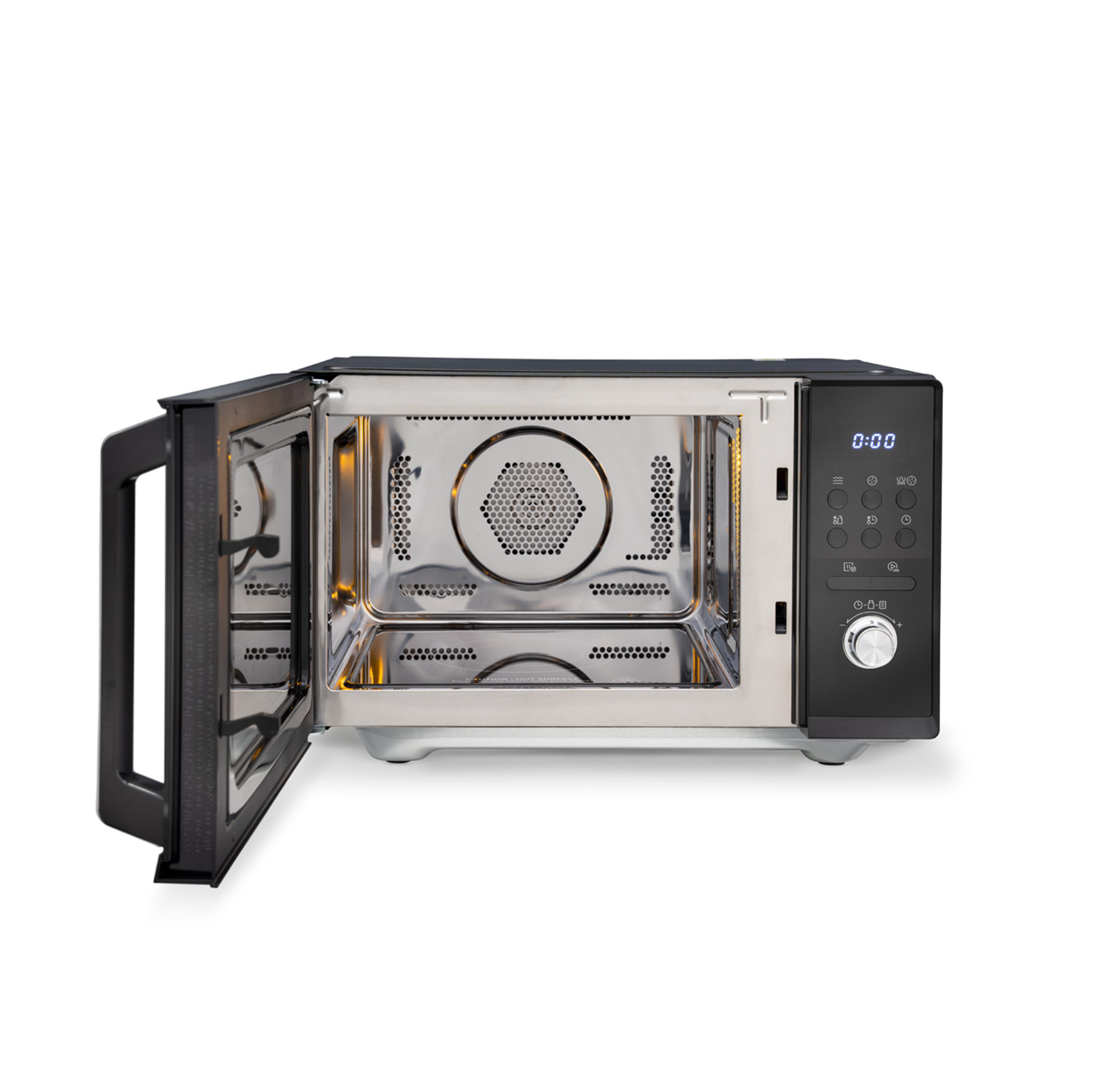 Mikrowellenherd mit offener Tür. Innenraum aus Edelstahl. Schwarze Außenseite.