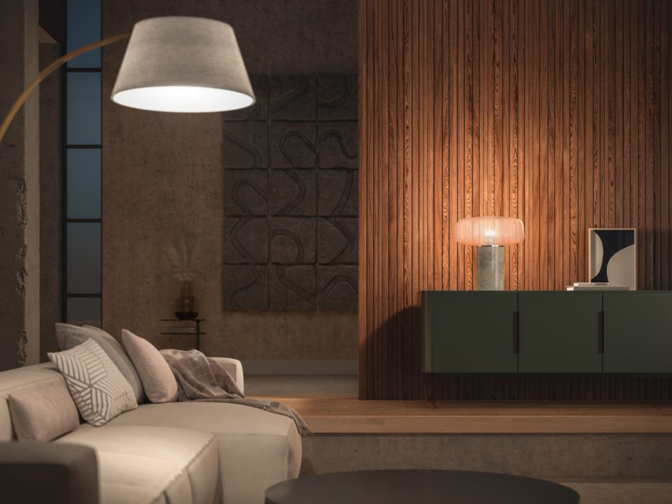 Intérieur avec un canapé, une lampe, un mur en bois et un meuble. L'éclairage chaud crée une ambiance chaleureuse.