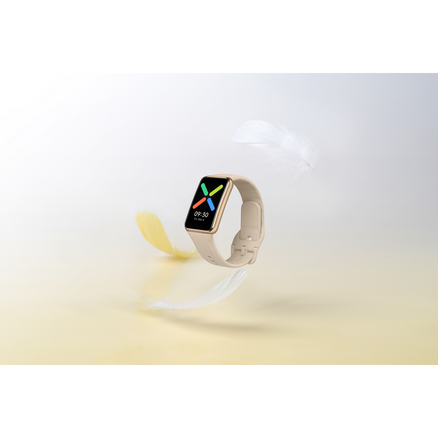 Reloj inteligente beige con pantalla negra muestra la hora. Flotan dos plumas blancas y una amarilla.
