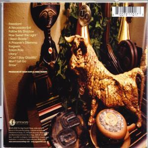 Rückseite eines Albums mit verschiedenen Objekten, darunter eine Stierstatue und ein Kelch.