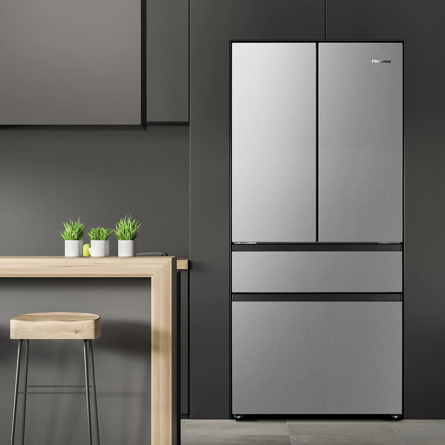 Ein moderner Kühlschrank aus Edelstahl mit schwarzem Rahmen in einer Küchenumgebung.