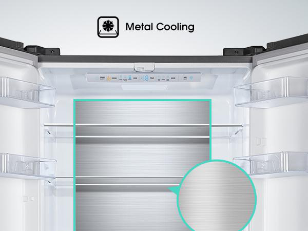 Innenraum eines Kühlschranks mit Metallkühlung, Regalen und Bedienelementen oben.