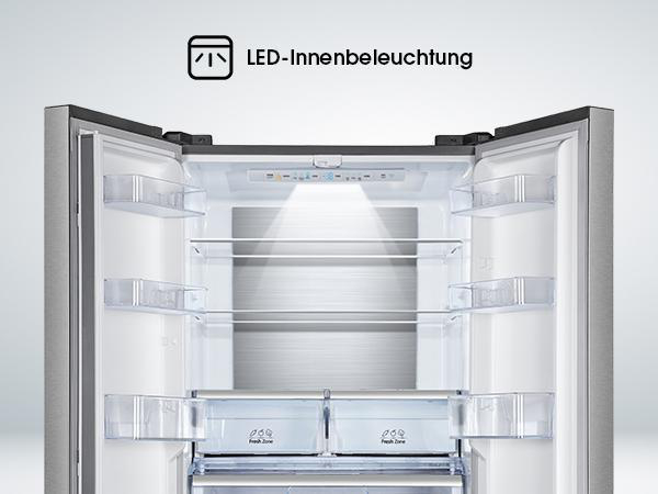 Ein Kühlschrank mit heller LED-Innenbeleuchtung.
