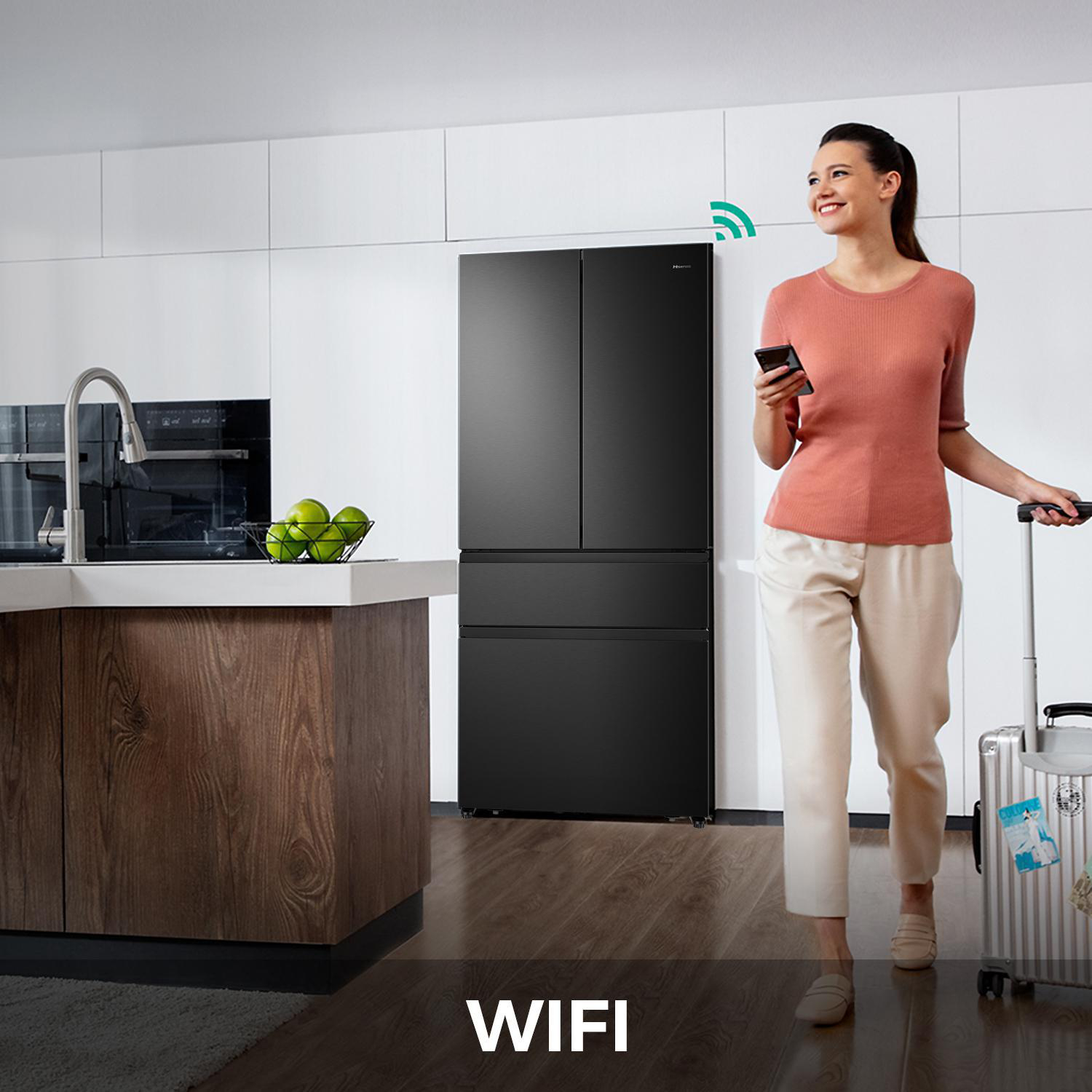 Eine Frau mit Koffer in einer Küche mit schwarzem Kühlschrank und WIFI-Logo oben.