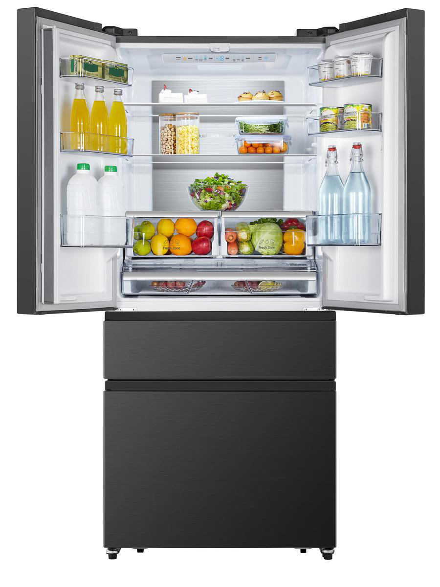 Schwarzer Kühlschrank, Türen offen, Lebensmittel sichtbar.