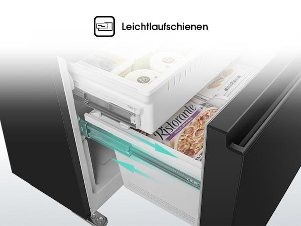 Nahaufnahme einer Kühlschublade mit Pizza und anderen Gegenständen darin.