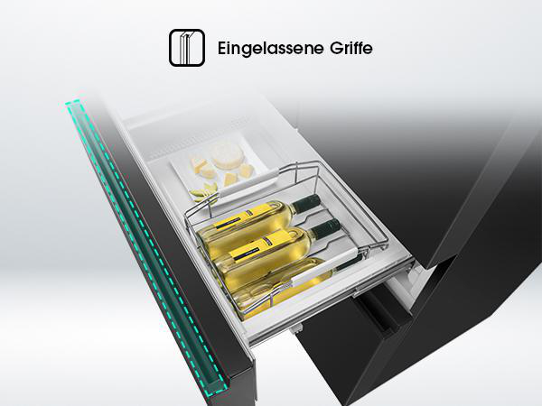 Eine Kühlschublade ist geöffnet und zeigt Weinflaschen und Käse.