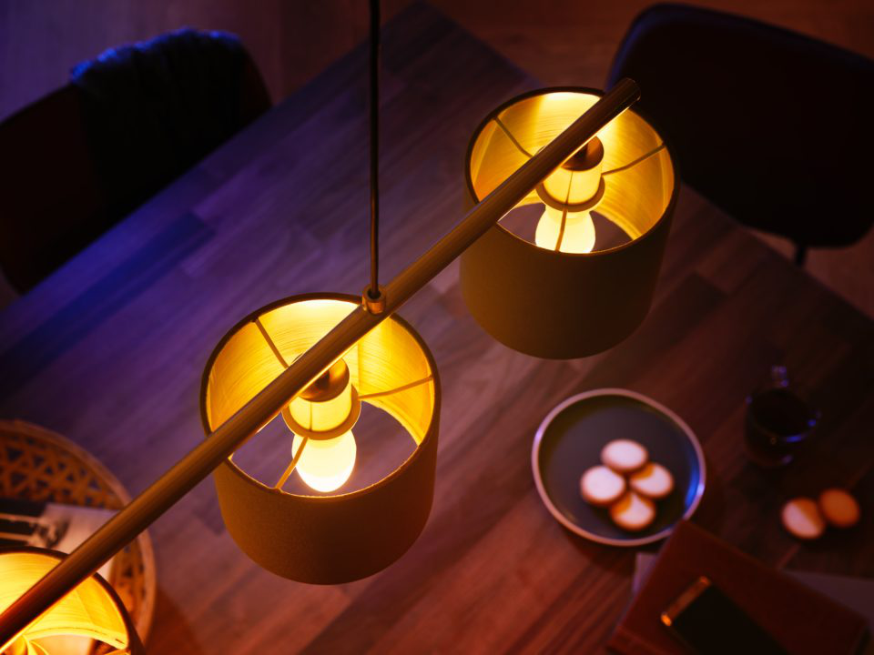 Draufsicht auf eine Leuchte mit drei Lampen und einem Tischaufbau.