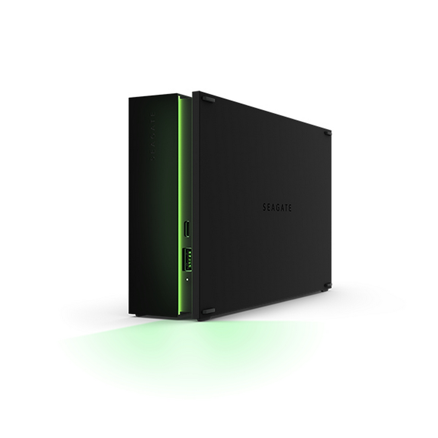 Disco duro externo negro con una tira de luz verde y el logotipo de Seagate sobre fondo blanco.