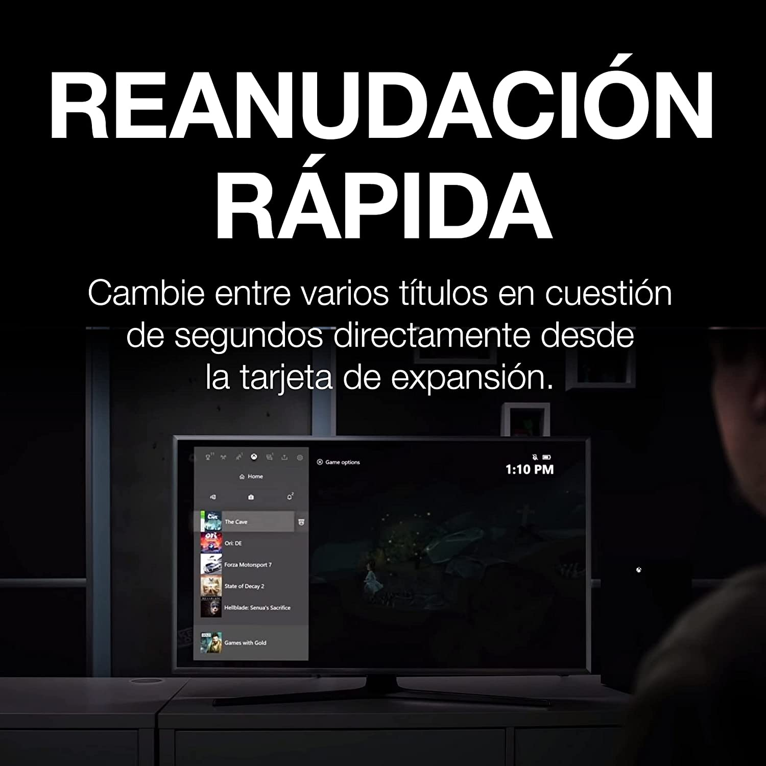 Pantalla de TV mostrando un menú de juegos. El texto dice 'Reanudación Rápida'. Persona al fondo.