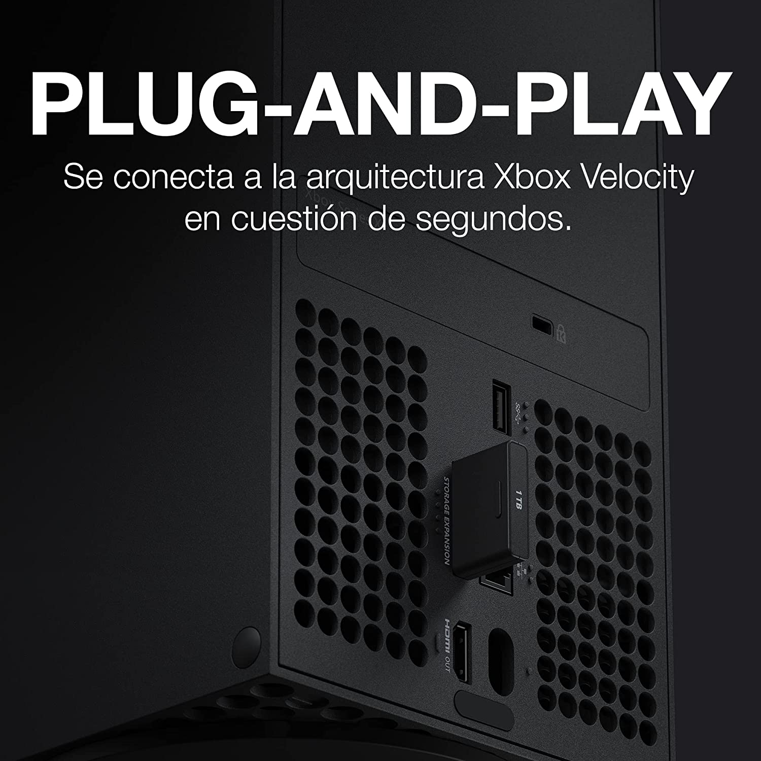 Una Xbox negra con un dispositivo de almacenamiento externo conectado y texto.
