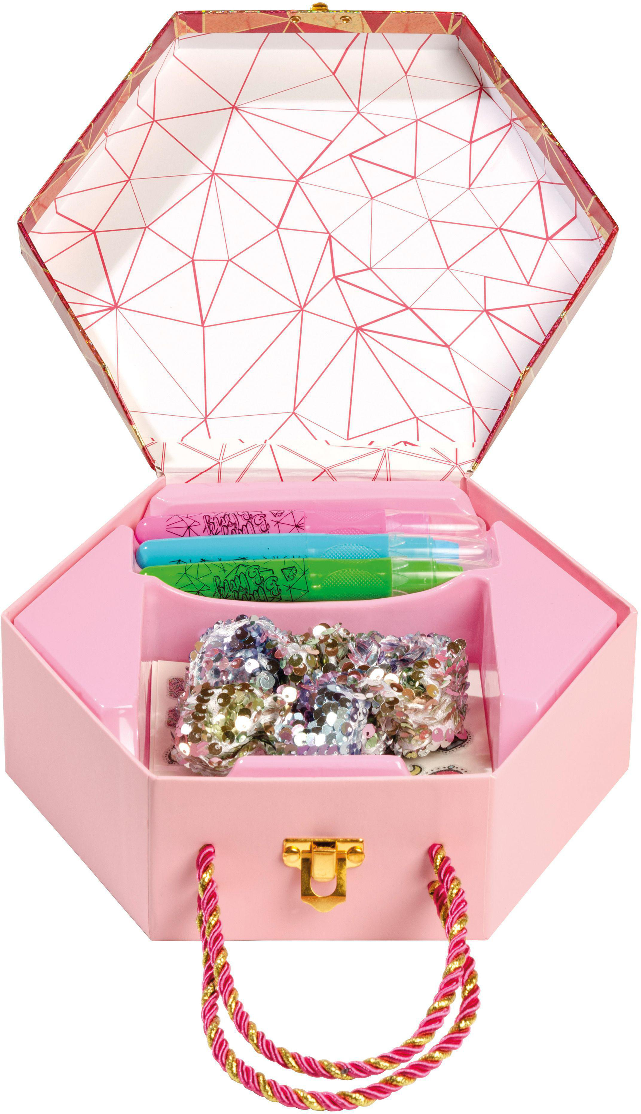 Eine rosa, sechseckige Geschenkbox, geöffnet, gefüllt mit einer Pailletten-Schleife, Stiften und Griff.