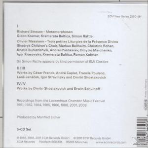 CD borító, szöveg, címek és kreditek. Fehér háttér, zenei kottázás.