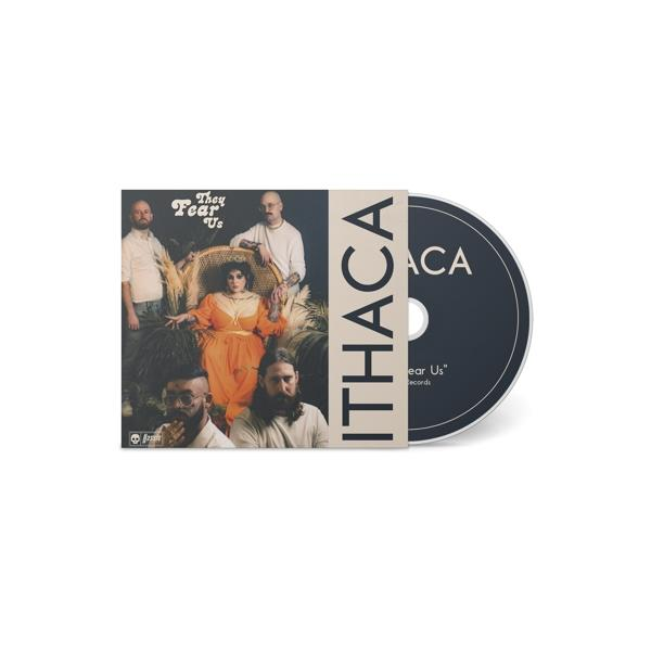 Albumcover mit Bandmitgliedern und Albumtitel 'ITHACA' mit CD.