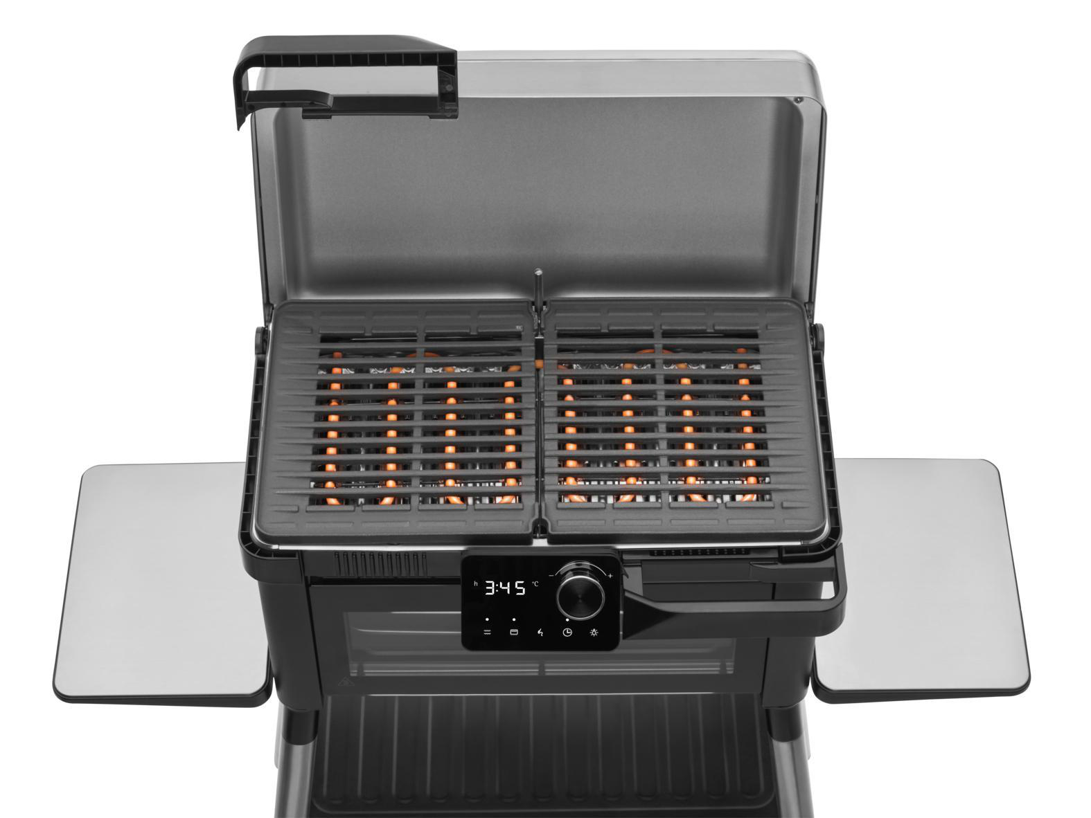 Ein offener Elektrogrill mit Digitalanzeige und Seitentischen. Schwarz und silber.