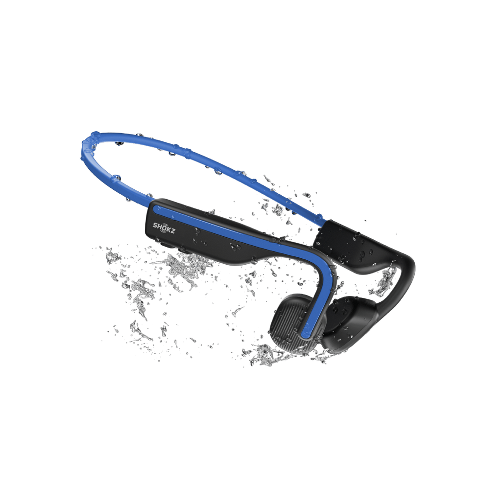 Schwarze und blaue Shokz Knochenschallkopfhörer mit Wassertropfen, isoliert auf schwarzem Hintergrund.