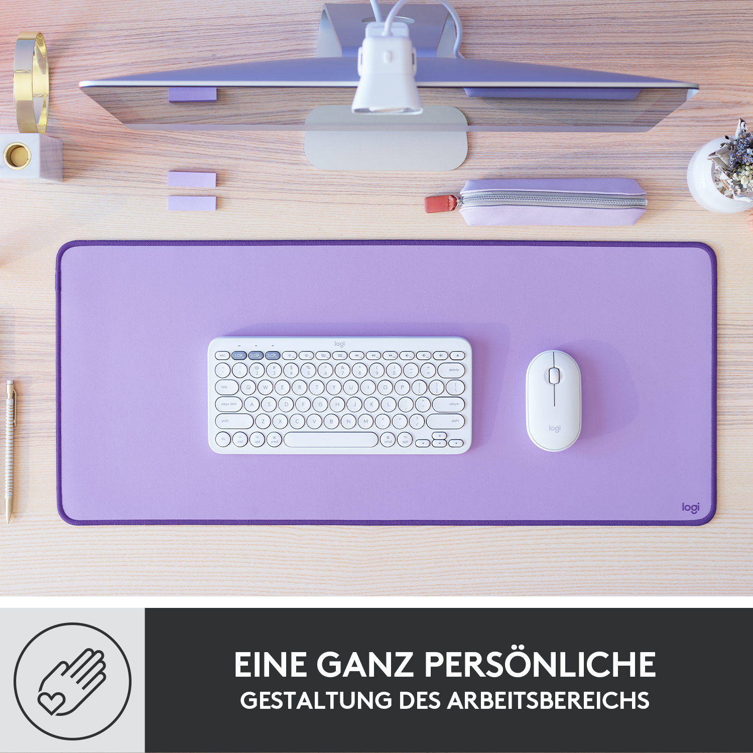 Schreibtisch-Setup mit Tastatur, Maus und Matte. Lila Matte, weiße Tastatur und Maus.