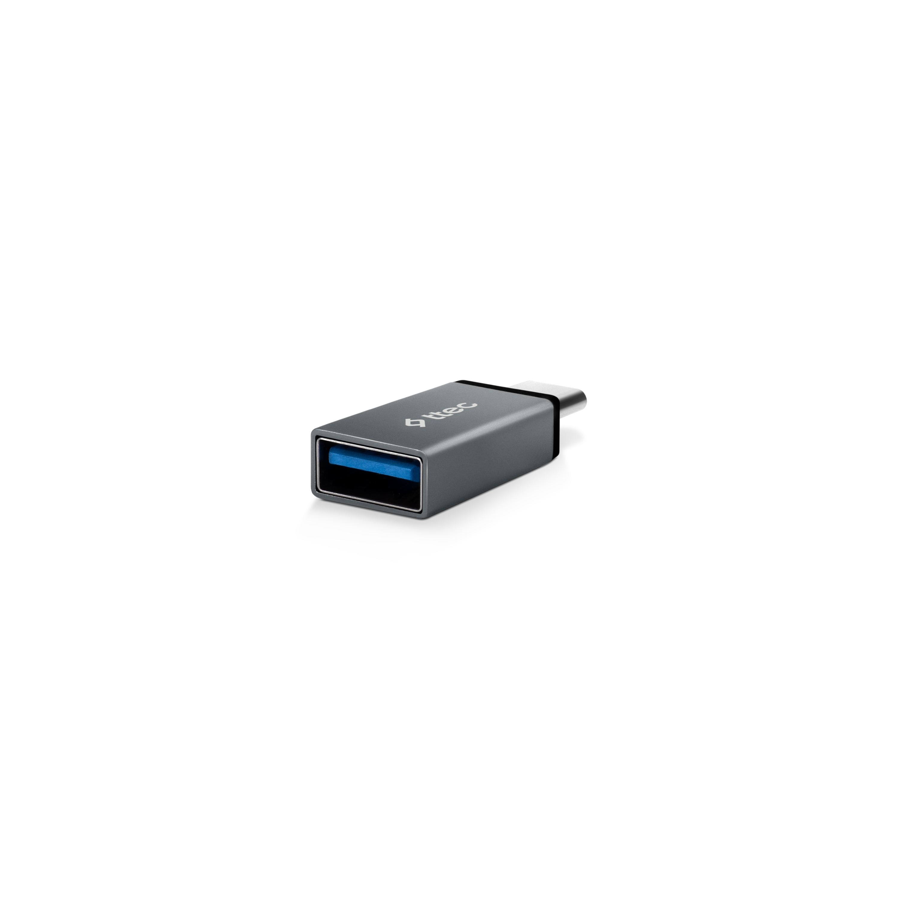 Siyah arka plan üzerinde gümüş bir USB-C - USB-A adaptörü.