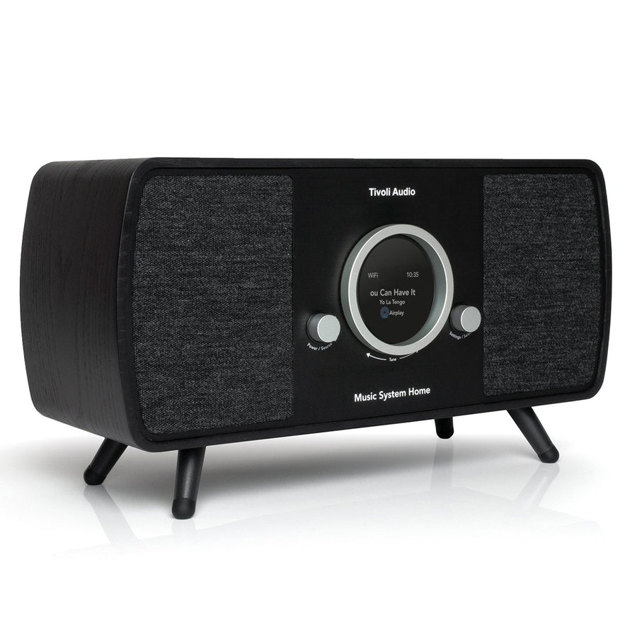 Un sistema musicale Tivoli Audio nero con schermo e pulsanti. Ha una cornice in legno, altoparlanti in tessuto e poggia su quattro gambe.