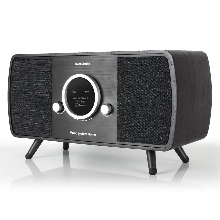 Un sistema musicale Tivoli Audio nero. Ha uno schermo, due altoparlanti e manopole di controllo. Poggia su quattro gambe nere.