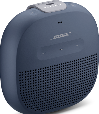 Ein blauer tragbarer Bose-Lautsprecher. Er verfügt über Ein-/Aus- und Lautstärkeregler. Der Lautsprecher hat eine perforierte Front.
