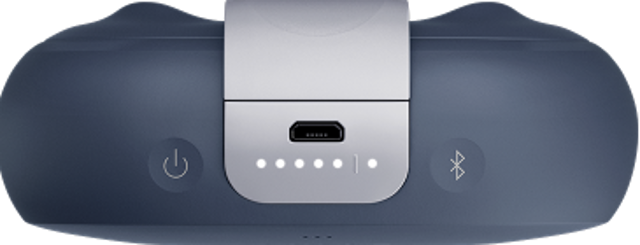 Nahaufnahme eines dunkelblauen Lautsprechers mit silberner Mittelplatte. Strom-, USB-Anschluss, Batterieanzeige und Bluetooth-Symbole sind sichtbar.