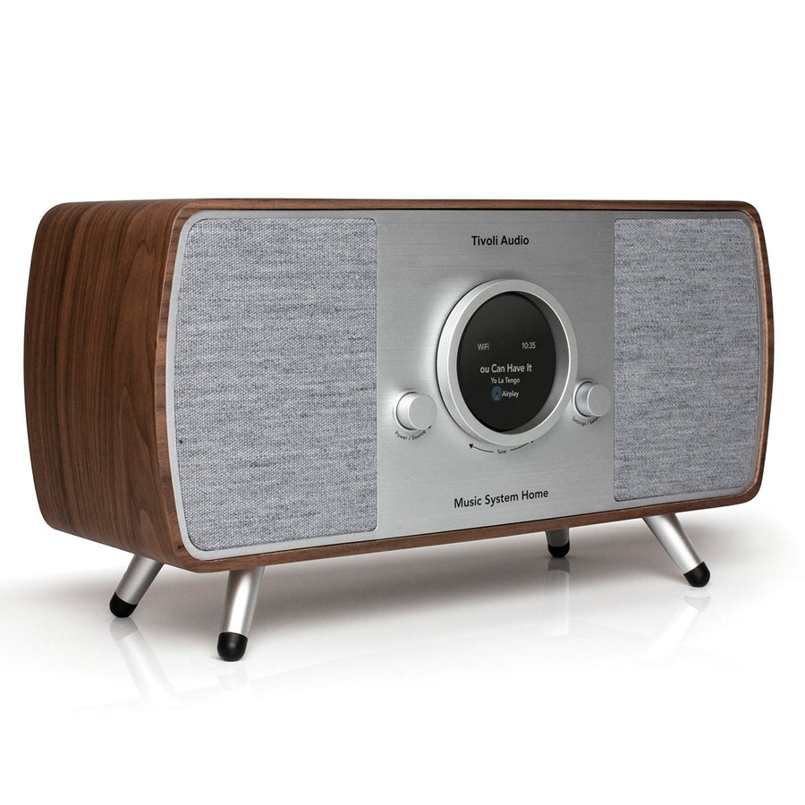 Sistema musicale Tivoli Audio in legno e argento. Ha uno schermo e due manopole. Lo schermo visualizza le informazioni sulla canzone.