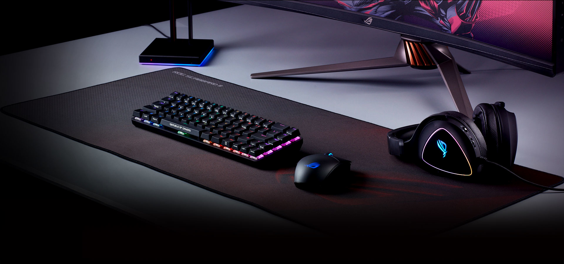 Tastiera, mouse e cuffie da gaming con illuminazione RGB su tappetino.