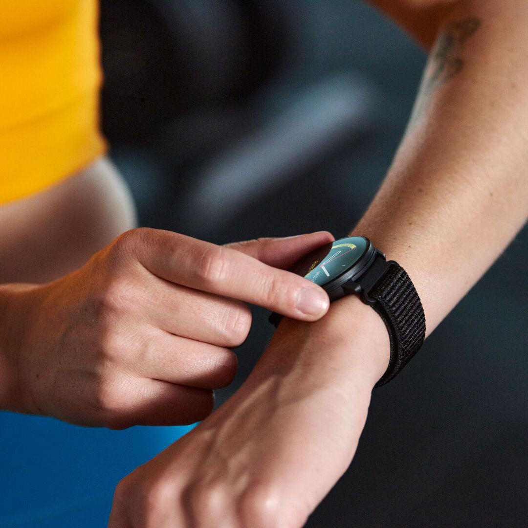 Person trägt Smartwatch am Handgelenk. Schwarzes Armband.