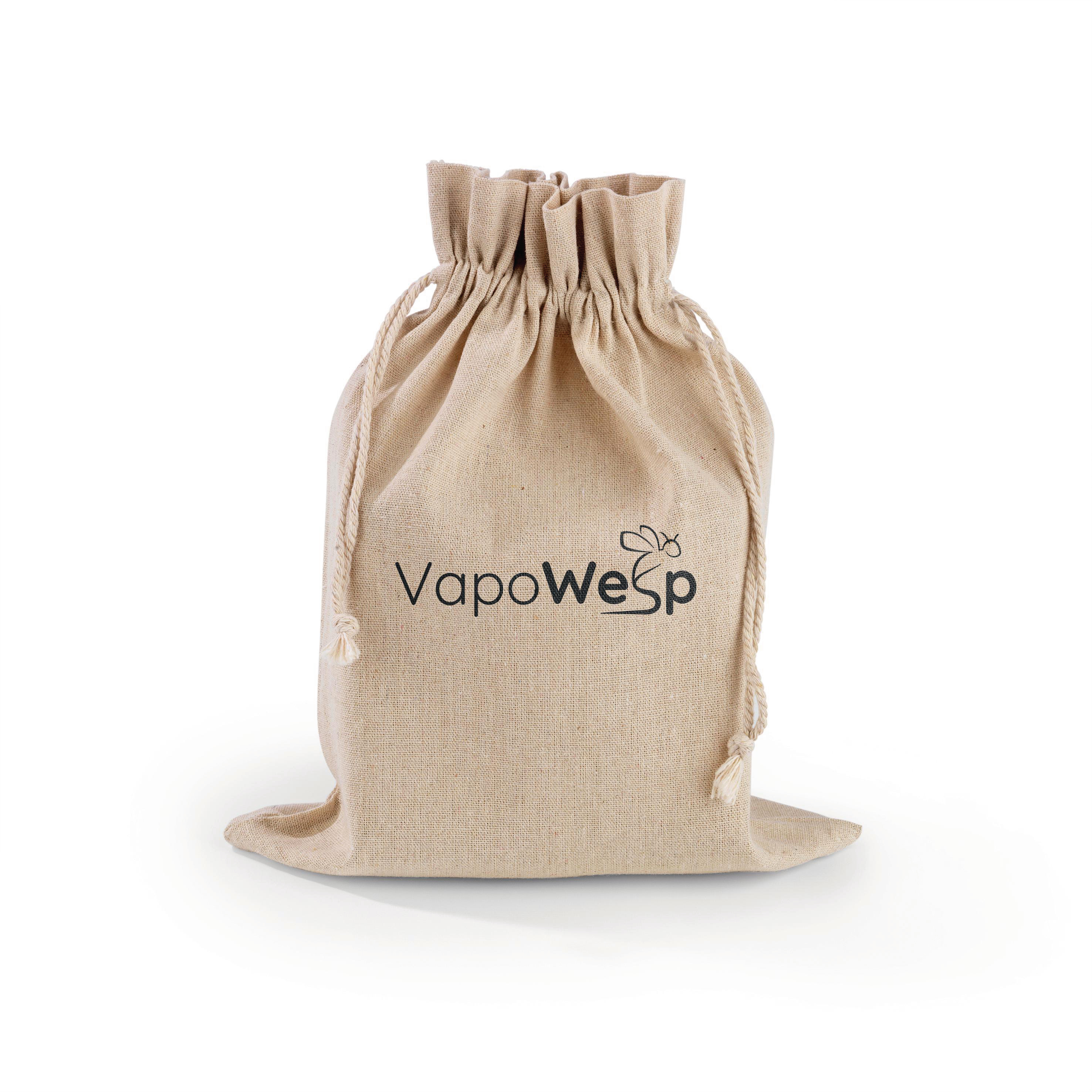 Ein beiger Kordelzugbeutel mit einem schwarzen Logo mit der Aufschrift 'VapoWeSp'. Die Tasche ist auf weißem Hintergrund.