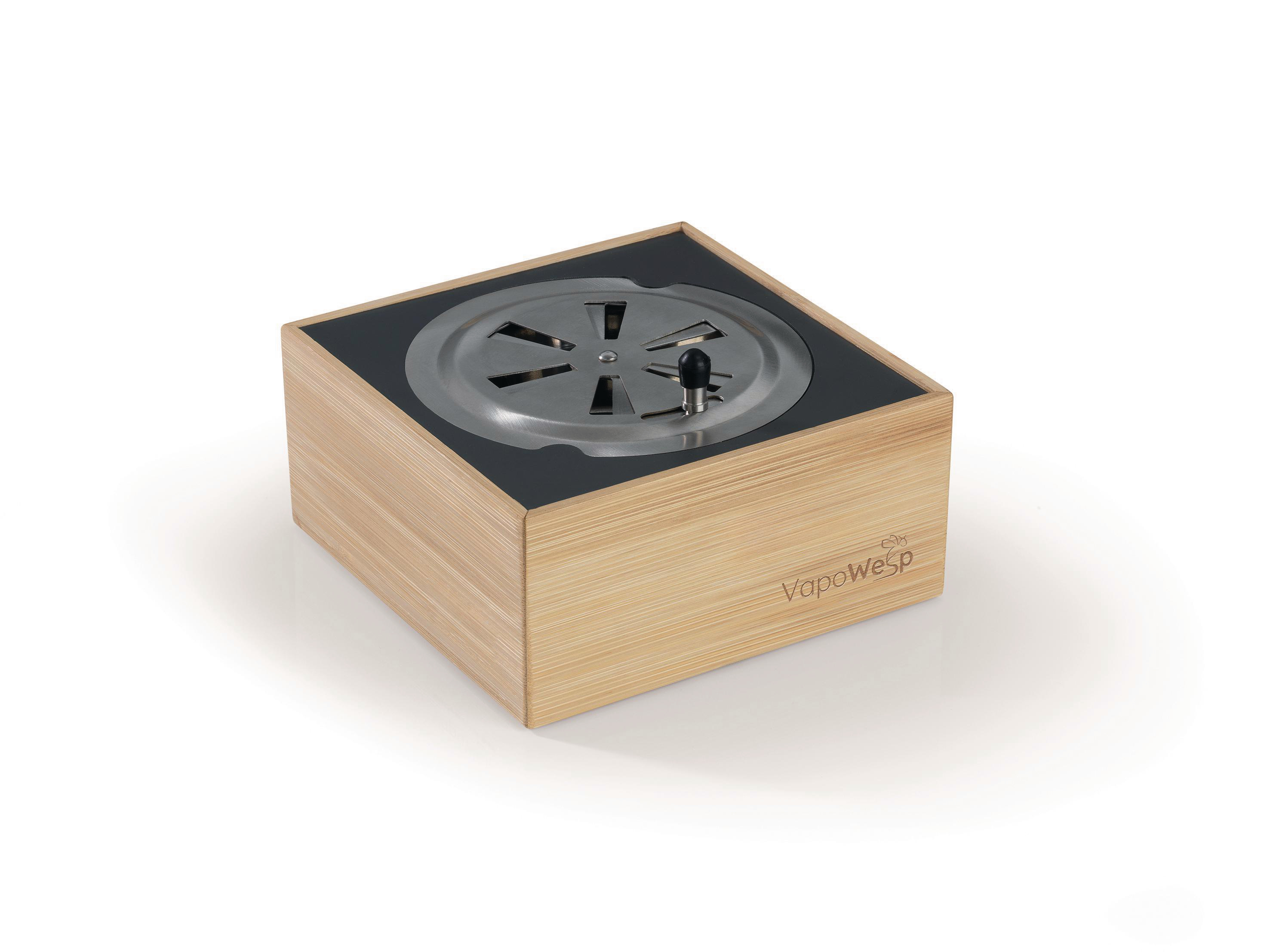 Eine Bambusbox mit silbernem Deckel und schwarzem Knopf, beschriftet mit VapoWeSp.