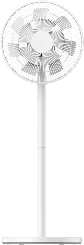 Egy fehér álló ventilátor kerek fejjel és több lapáttal, fehér állványon.