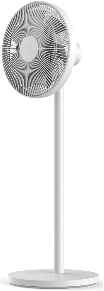 Egy fehér álló ventilátor. Kerek alapja és fehér lapátokkal ellátott ventilátor feje van.