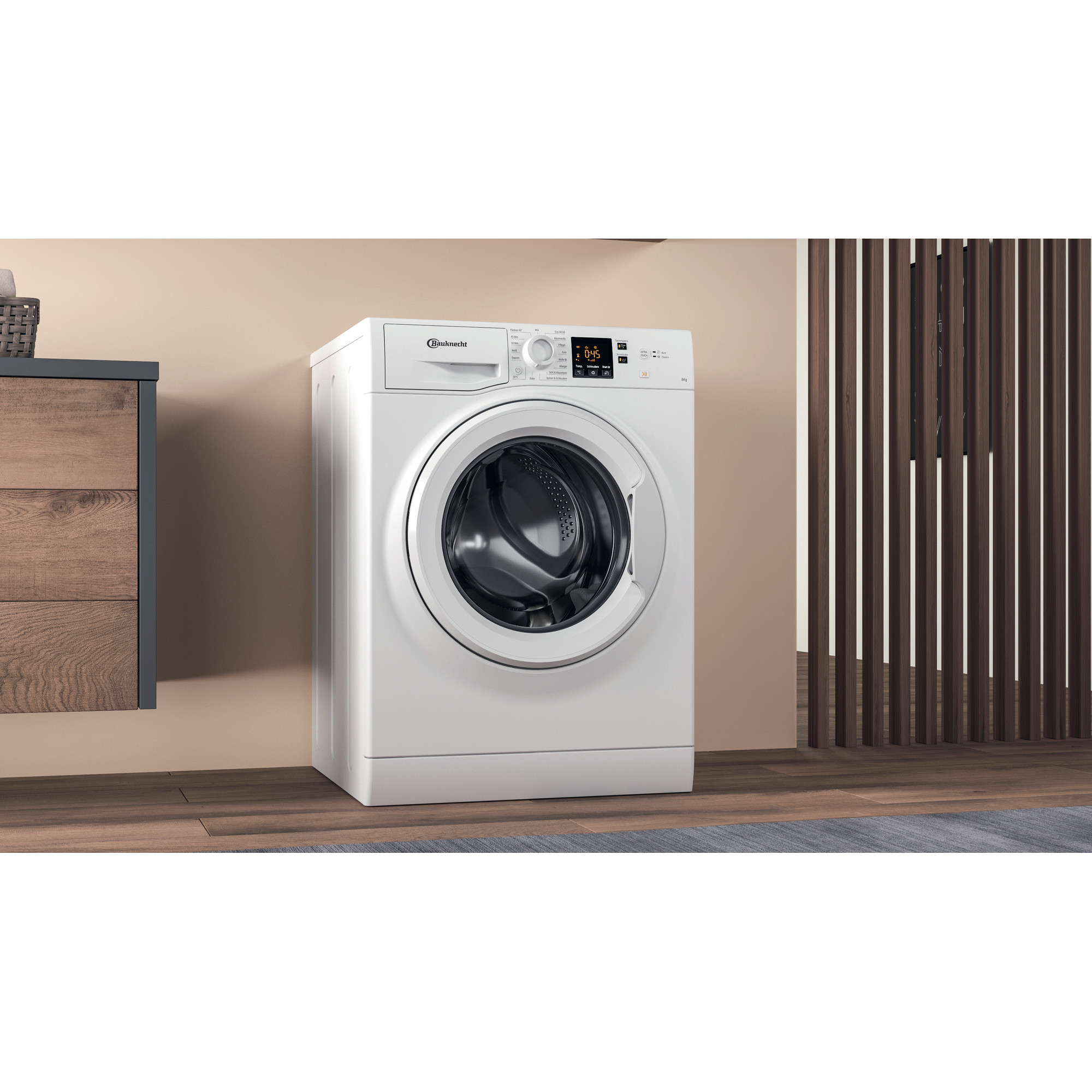 Weiße Waschmaschine in einem Raum. Ein Holzschrank und ein Holzschirm sind sichtbar.