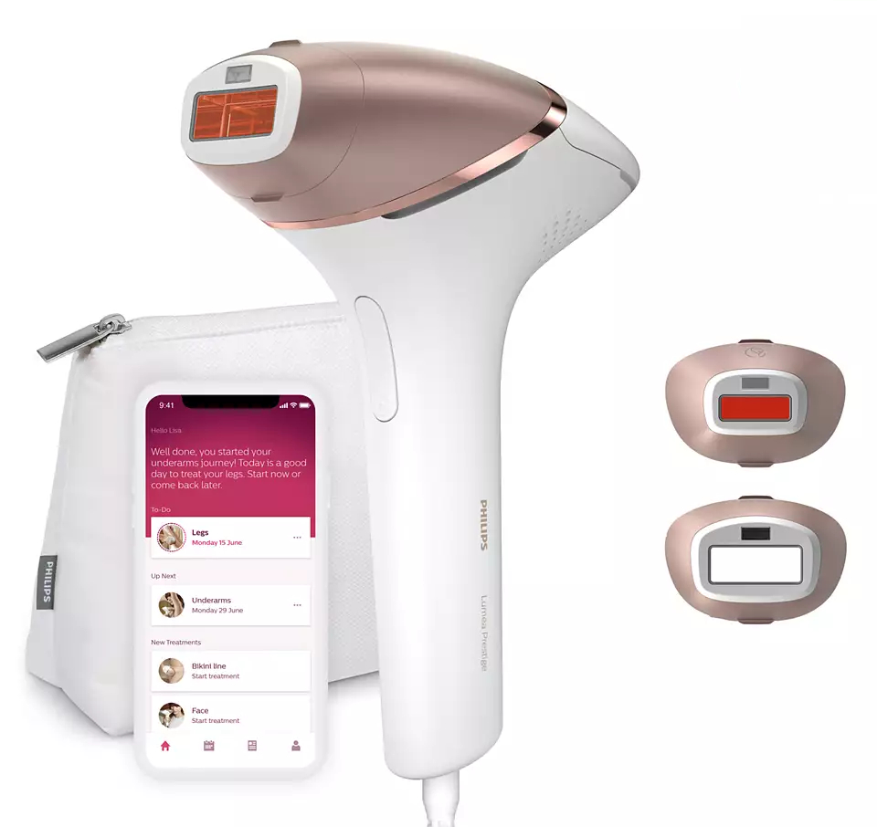 Ein weißes und roségoldenes Haarentfernungsgerät, ein Beutel und ein Telefon mit App-Anzeige.