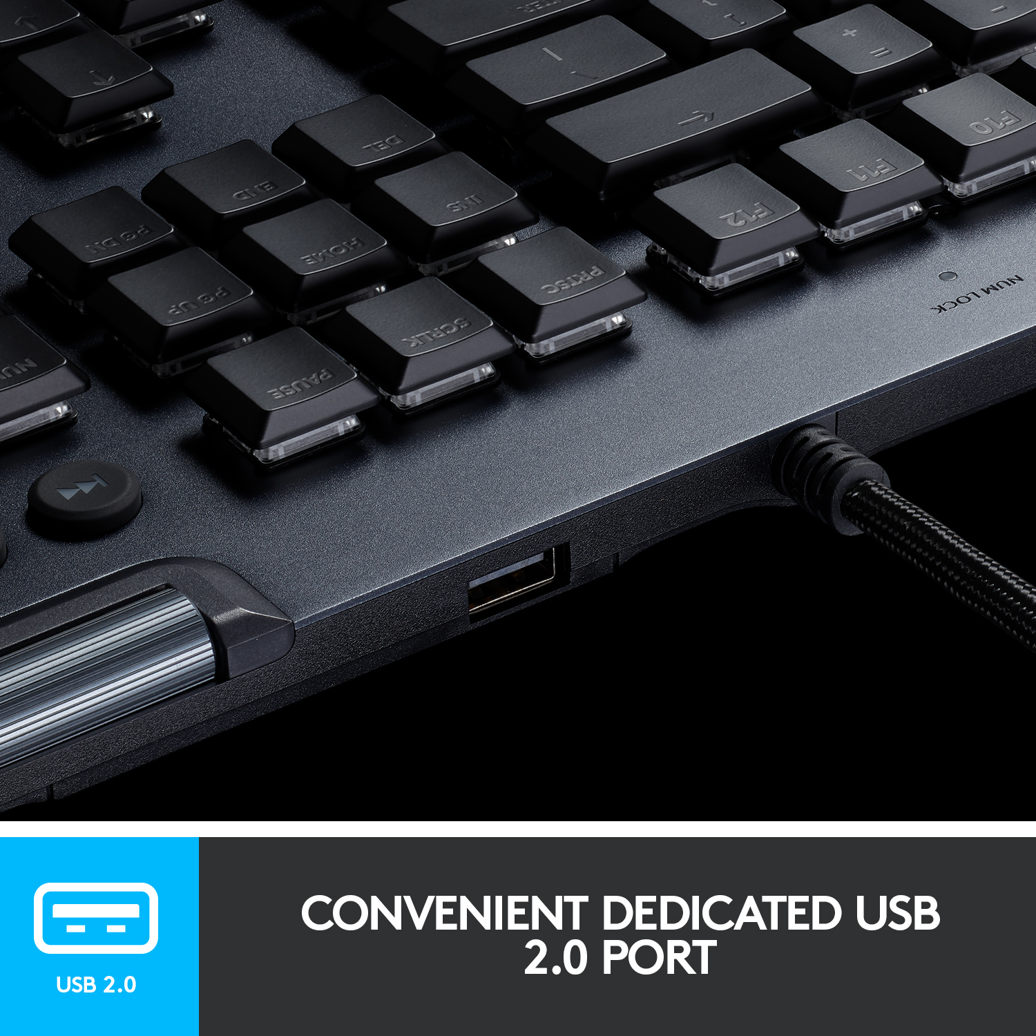 Gros plan sur un clavier noir avec port USB. Le texte indique 'CONVENIENT DEDICATED USB 2.0 PORT'.