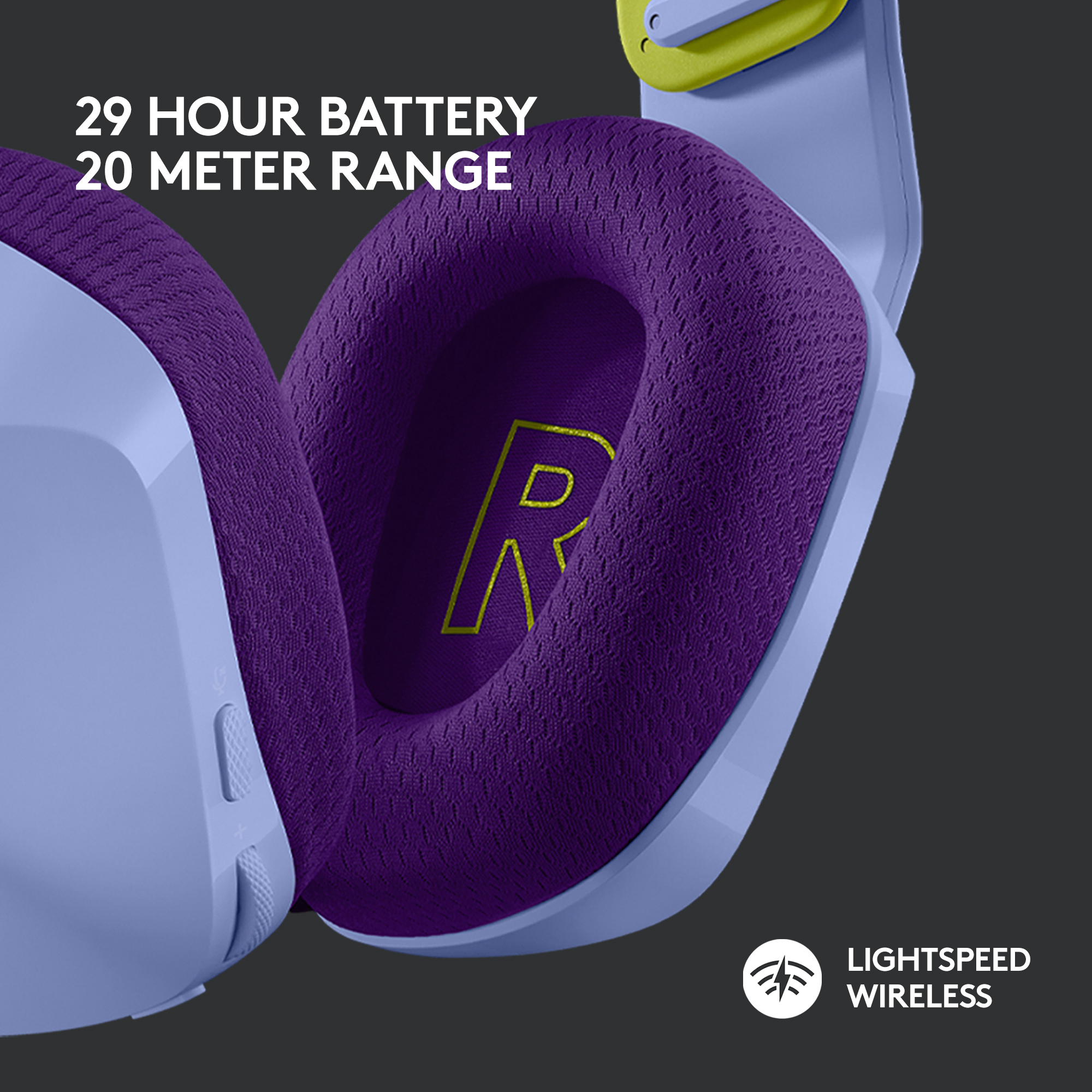 Gros plan sur un casque de jeu bleu et violet avec la lettre 'R' sur l'oreillette.