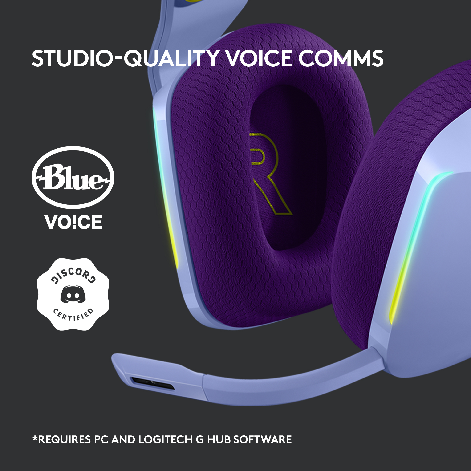 Gros plan sur un casque bleu et violet avec le texte "STUDIO-QUALITY VOICE COMMS".