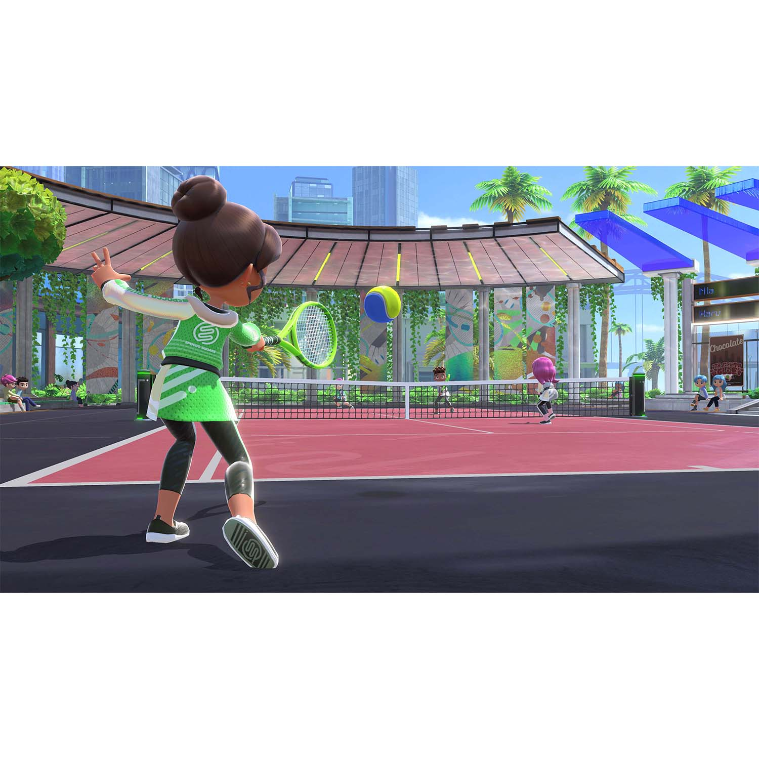 Una scena di gioco del tennis con due giocatori, uno sta per colpire la palla.