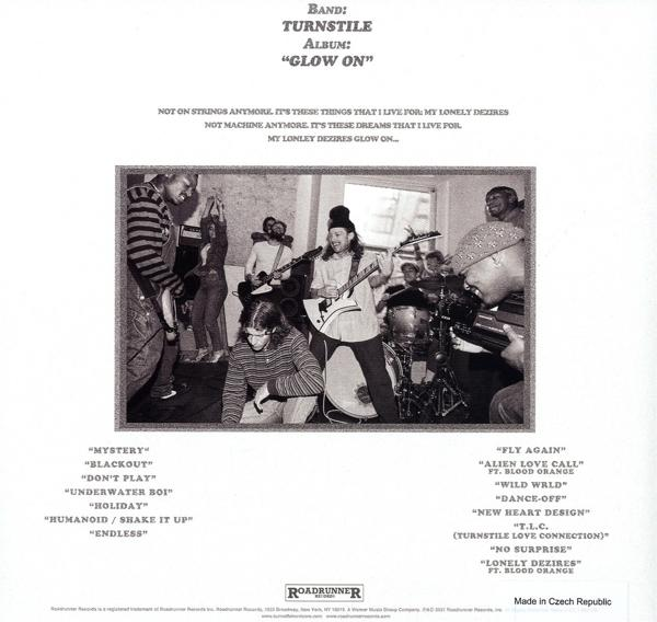 Schwarz-Weiß-Bild einer Band auf der Bühne mit Text. Albumcover mit Bandnamen und Songs.