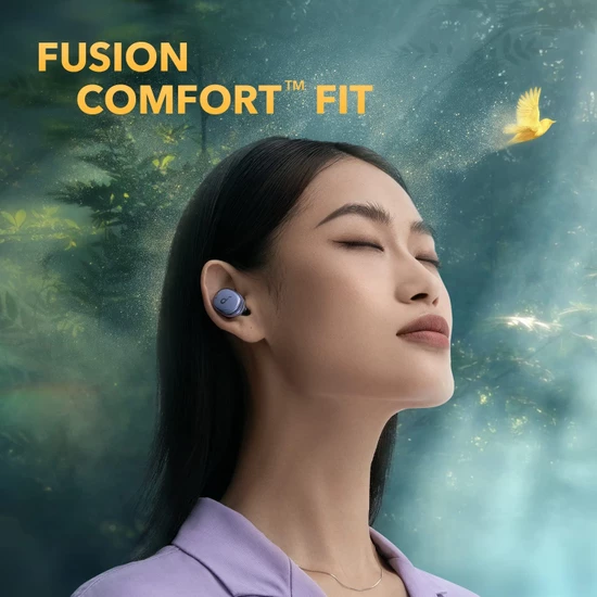 Kulaklıklı kadın. Metin: Fusion Comfort Fit.