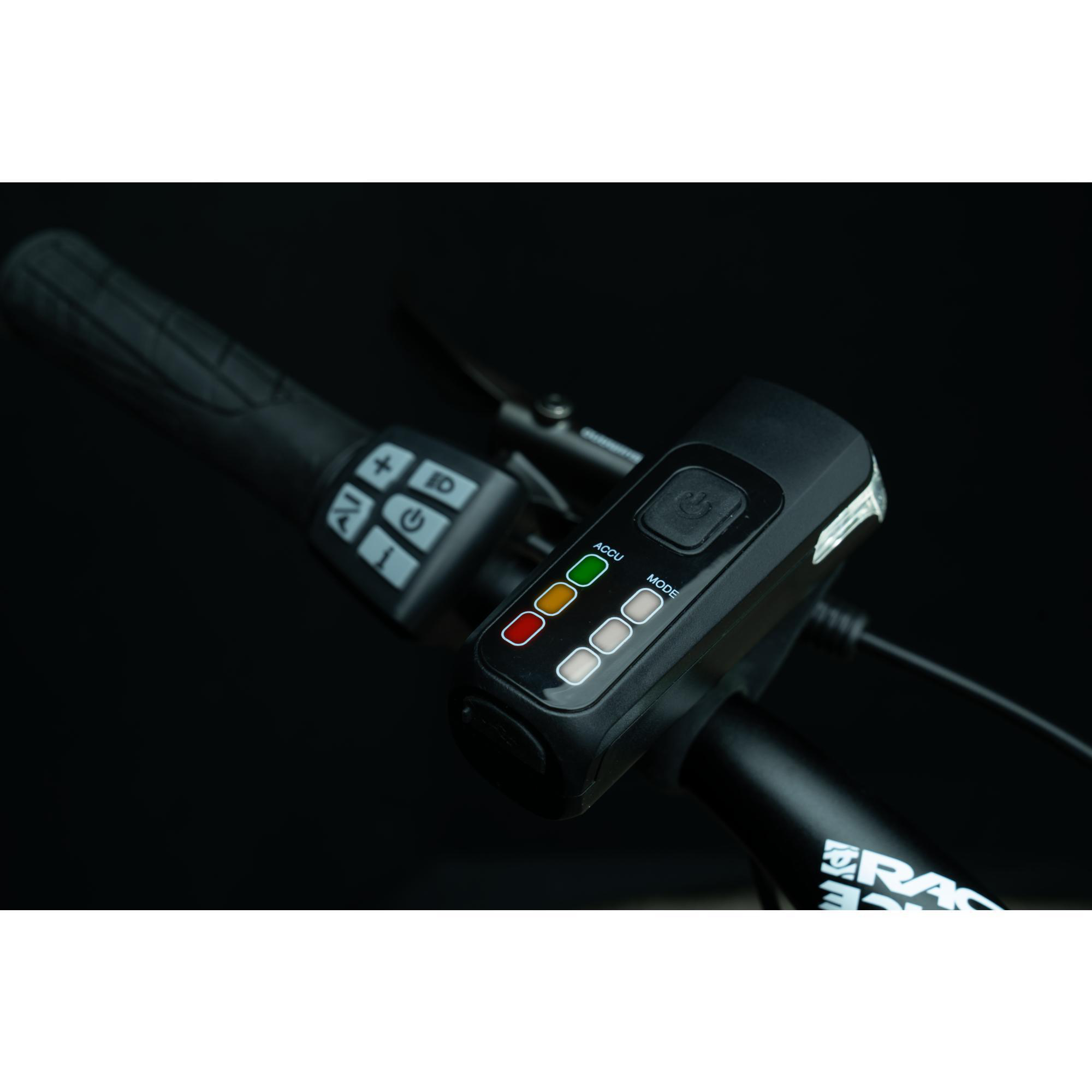 Ein schwarzes Fahrradlicht am Lenker, mit Knöpfen und Batterieanzeigen.