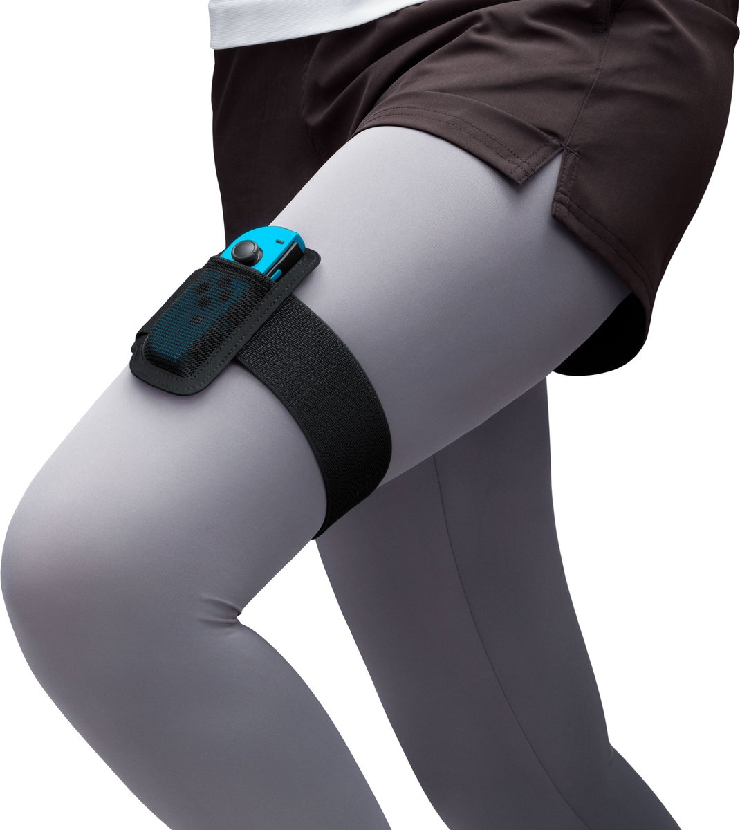 Een beenband met een blauwe gamecontroller bevestigd aan de dij van een persoon.