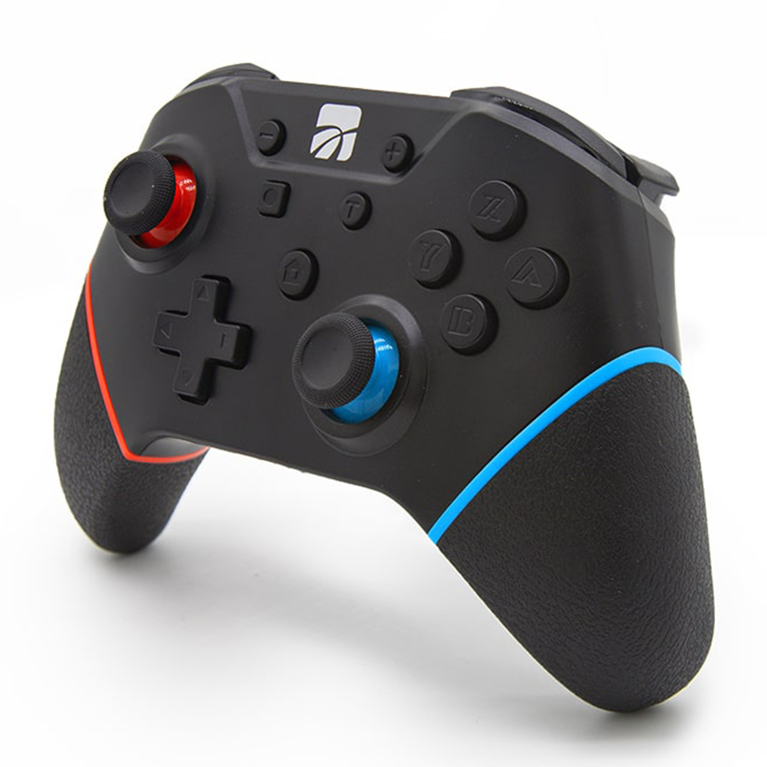 Controller di gioco nero con dettagli rossi e blu. Dispone di pulsanti, joystick e un pad direzionale. Sfondo bianco.
