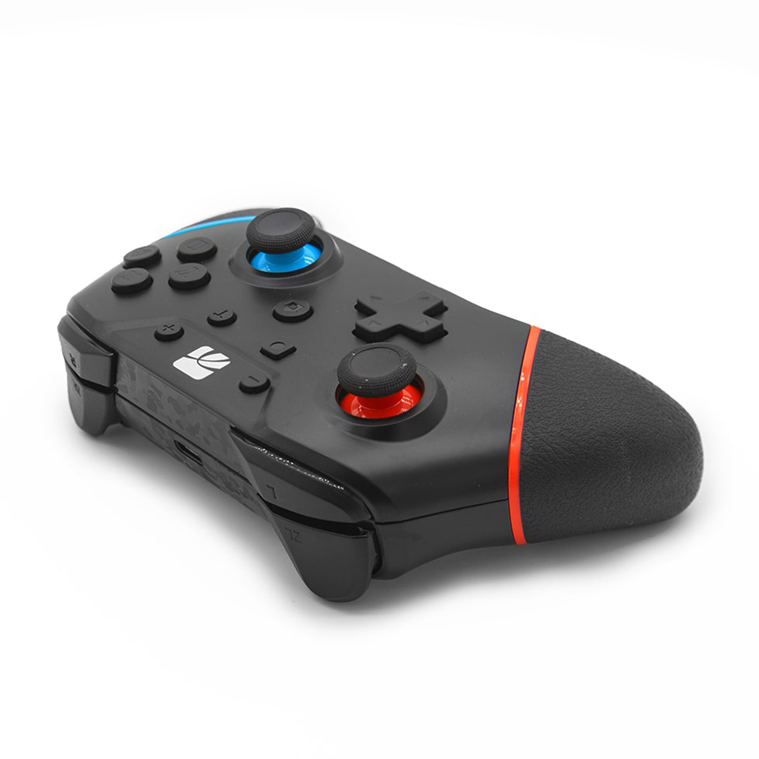 Gamepad nero con dettagli blu e rossi, sfondo bianco.